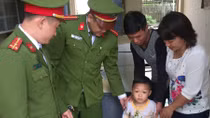 Công an Lào Cai đưa em bé 4 tuổi bị lạc về với gia đình