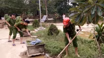 Công an huyện Hương Khê giúp nhân dân khắc phục hậu quả lũ lụt