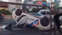 Taxi lật ngửa, tài xế văng ra ngoài sau va chạm