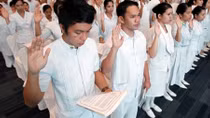 Philippines: Nghề y tá và ước mơ đổi đời
