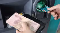Dự kiến nâng hạn mức rút tiền qua ATM lên 5 triệu đồng/lần