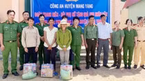 Công an huyện Mang Yang thăm, tặng quà cho người nghèo