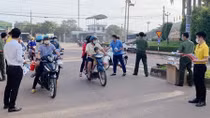 Tuổi trẻ Công an tuyên truyền phòng, chống COVID-19 cho công nhân