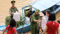 Vượt sông sâu đến cứu trợ bà con vùng tâm lũ