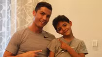 Ronaldo lại thuê người đẻ một cặp sinh đôi