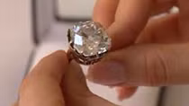 Chiếc nhẫn với số phận hy hữu