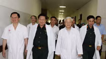 Tổng Bí thư thăm, chúc mừng đồng chí Đỗ Mười và đồng chí Lê Đức Anh được tặng Huy hiệu 80 năm tuổi Đảng