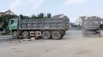 Xe tải chở cát đâm xe máy, chồng chết vợ nguy kịch