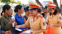 Nữ Cảnh sát Giao thông trao quà hỗ trợ phụ nữ khó khăn ngày 20-10