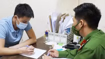 Dùng súng bắn chim, trúng người tỉa cây cảnh