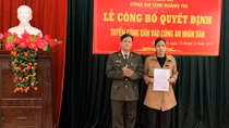 Trao quyết định tuyển dụng cán bộ cho vợ Liệt sĩ Trương Văn Thắng