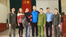 Công an tỉnh Hòa Bình tìm lại tài sản trao trả cho du khách nước ngoài