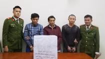 Giấu 10 bánh heroin, 9 kg ma túy đá dưới ngói nhà