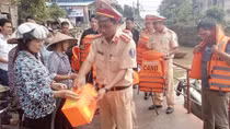 Nghĩa tình với bà con vùng khó