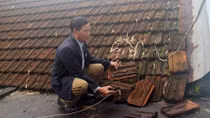 Nhiều căn nhà bị tốc mái do máy bay cất, hạ cánh