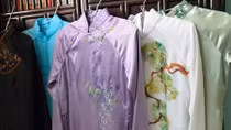 Tủ sách văn học bằng tà áo dài của một giáo viên là vợ liệt sĩ