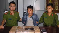 Cuộc vây bắt kẻ mang súng và 10 bánh heroin trong rừng Nậm Nhoóng