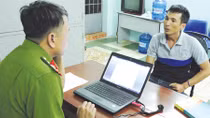 Cầm lựu đạn uy hiếp “đối thủ”