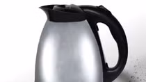 Kẻ siết nợ đánh chết cụ bà bằng… ấm nước