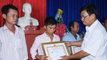Khen thưởng cho cá nhân tham gia cứu người trong vụ tai nạn ở Đăk Hà