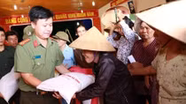 Ủng hộ 300 triệu đồng cho nhân dân bị ảnh hưởng do sự cố môi trường biển