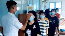 Đo thân nhiệt cho học sinh nội trú sau kỳ nghỉ trở lại trường