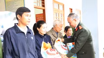 Công an Hà Tĩnh phối hợp nhà hảo tâm hỗ trợ nhân dân vùng lũ Hương Khê