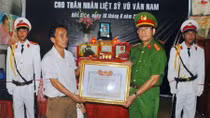 Trao bằng Tổ quốc ghi công tặng liệt sĩ Thiếu úy CAND