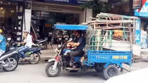 Hà Nội bất lực với xe 3 bánh ngông nghênh giữa đường phố