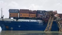Tàu container đâm gãy cẩu tháp vẫn còn hạn kiểm định