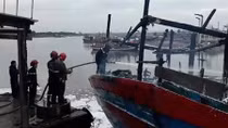 Cháy tàu cá lúc rạng sáng