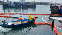 Khẩn cấp xử lý sự cố tràn dầu tại âu thuyền và cảng cá Thọ Quang