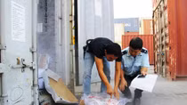 Dân cư khốn khổ vì thực phẩm đông lạnh bốc mùi