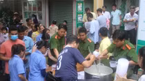 "Nồi cháo nghĩa tình" của cán bộ, chiến sĩ Công an phường