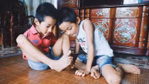 Hành trình dạy con viết cuộc đời bằng đôi chân nhỏ