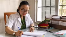 Nữ bác sỹ chăm sóc hàng trăm bệnh nhân “mang áo số”