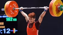 Lực sĩ Trịnh Văn Vinh mang tiền thưởng HCV SEA Games về biếu mẹ