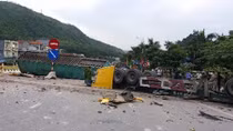 Xe container lật ngang đường, tài xế nguy kịch