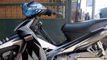 Tìm chủ nhân xe máy Yamaha trong vụ tai nạn