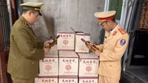 Phát hiện gần 1000 chai dấm táo ngoại không hoá đơn chứng từ
