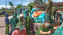 Công an Hà Tĩnh vận chuyển lương thực, thực phẩm vào miền Nam