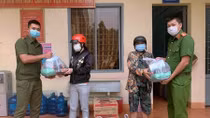 Công an xã Lộc An trao quà, khẩu trang y tế cho người dân