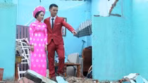 Chú rể nghẹn ngào đón cô dâu trong căn nhà sập bởi mùa lũ