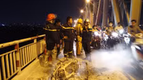 Xe máy bốc cháy ngùn ngụt trên cầu Chương Dương giờ tan tầm
