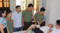 Báo Công an Nghệ An thăm, tặng quà nhân ngày thương binh, liệt sỹ