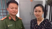 Cô gái vui mừng nhận lại điện thoại và ví tiền đánh rơi