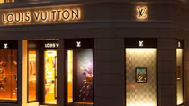 Louis Vuitton sản xuất gel sát khuẩn miễn phí