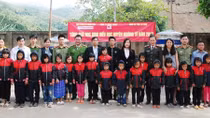 Tặng sách vở và quần áo ấm cho học sinh dân tộc La Hủ ở Mường Tè