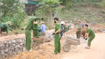 Tranh thủ ngày nghỉ giúp dân làm nông thôn mới