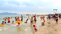 Quảng Ninh hút khách du lịch trở lại